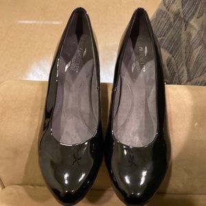 Aerosoles black patent leather heels size 11